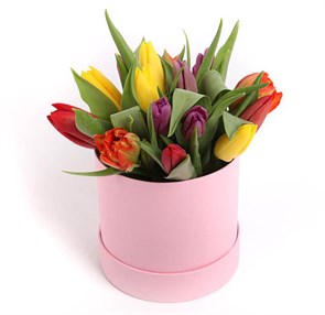 Букет 15 тюльпанов микс в розовой шляпной коробке